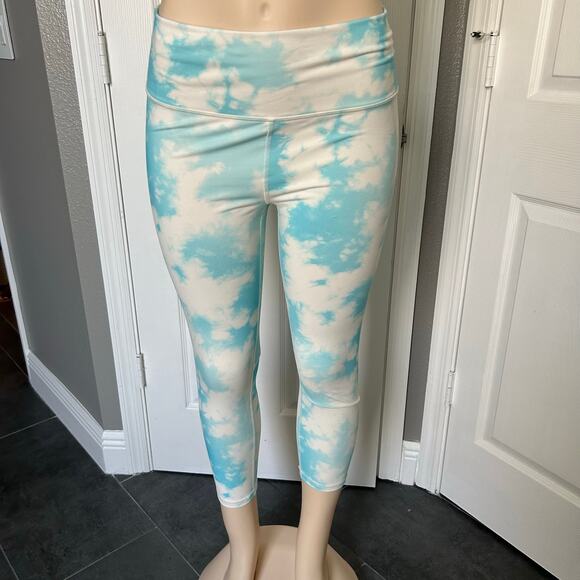 Trendy cloud pattern Blue Tie-Dye Activewear Set
No Tags Fits Large athleisure - Picture 6 of 8